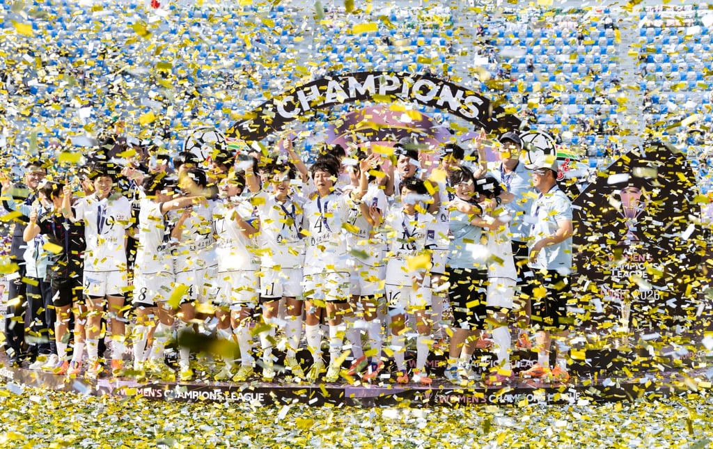 Naegohyang Women’s FC players celebrate with the trophy after winning the AFC Women’s Champions League final against Tokyo Verdy Beleza in Suwon, South Korea, on May 23. Photo: EPA
