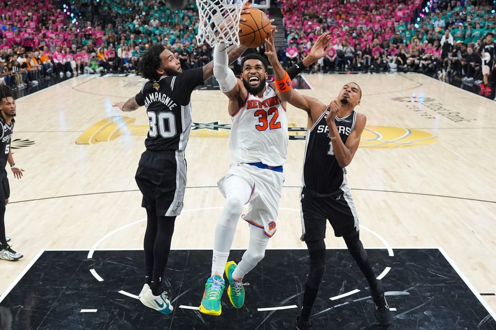 New York Knicks centre Karl-Anthony Towns shoots between San Antonio Spurs duo Victor Wembanyama (right) and Julian Champagnie. Photo: AP