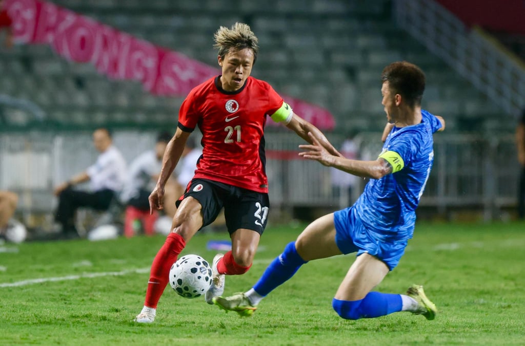 Hong Kong captain Yue Tze-nam (left) takes on his opposite number Khürelbaataryn Tsend-Ayuush. Photo: Jonathan Wong