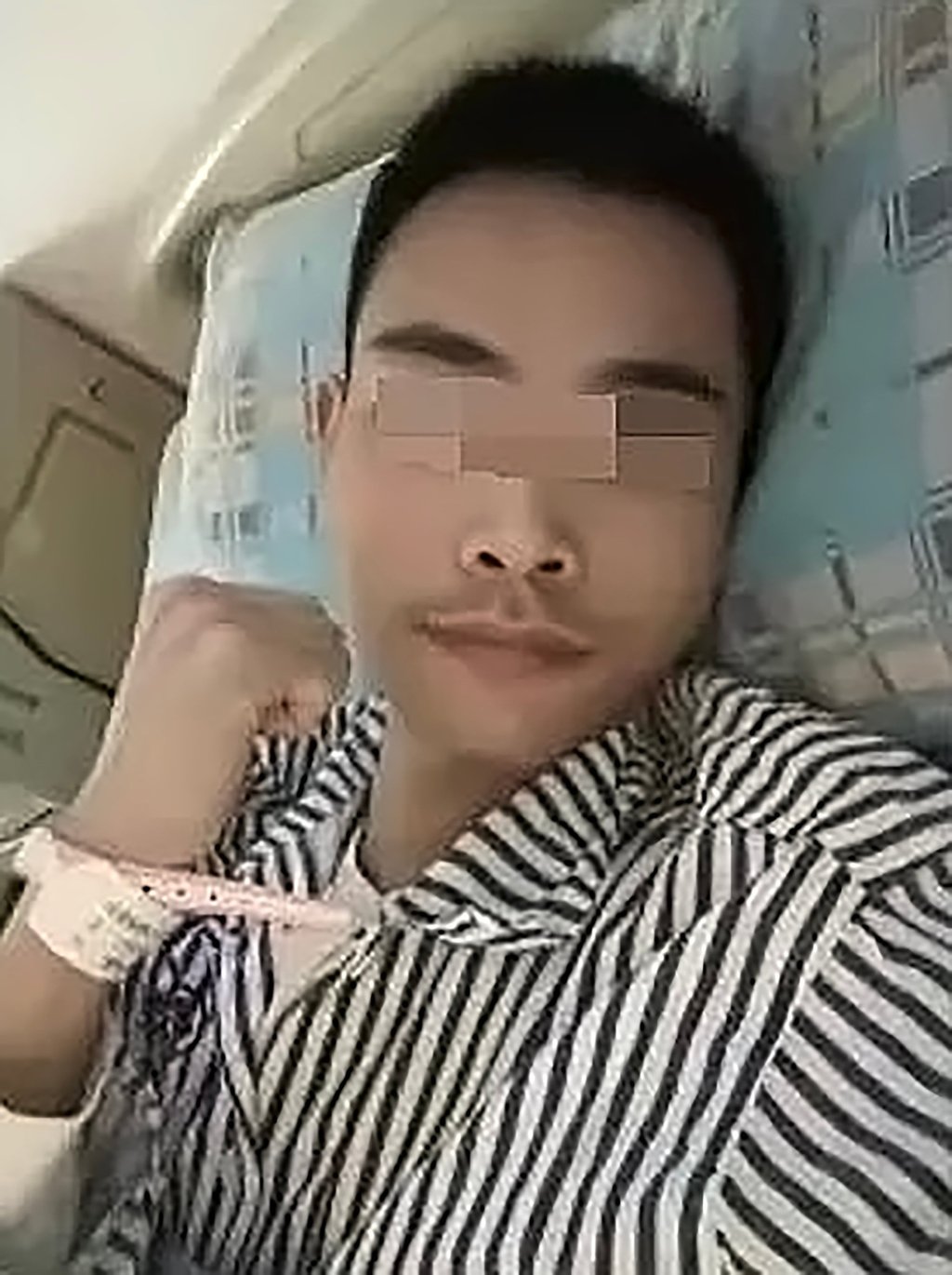Cancer-stricken Pan pictured, above, in a hospital bed, has thanked Zhang for his offer. Photo: the paper.cn Cancer-stricken Pan pictured, above, in a hospital bed, has thanked Zhang for his offer. Photo: the paper.cn