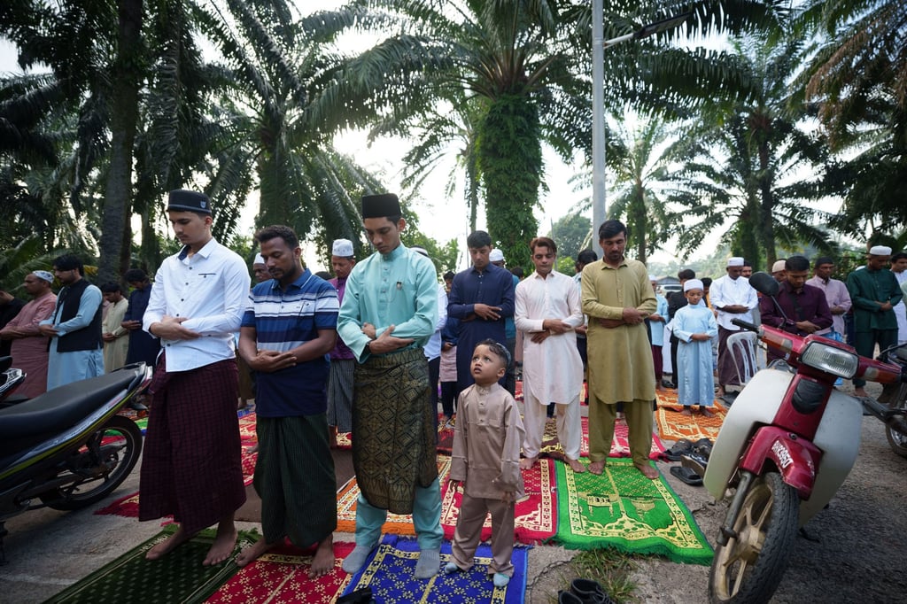 Rohingya Muslims perform morning prayer to mark Eid ul-Adha outside a mosque in Klang, Malaysia, on May 27. Photo: AP