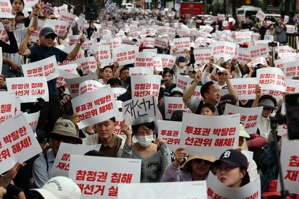Protesters hold a rally in Seoul on Saturday denouncing ballot paper shortages at some polling stations during Wednesday’s local election. Photo: Yonhap/EPA Protesters hold a rally in Seoul on Saturday denouncing ballot paper shortages at some polling stations during Wednesday’s local election. Photo: Yonhap/EPA