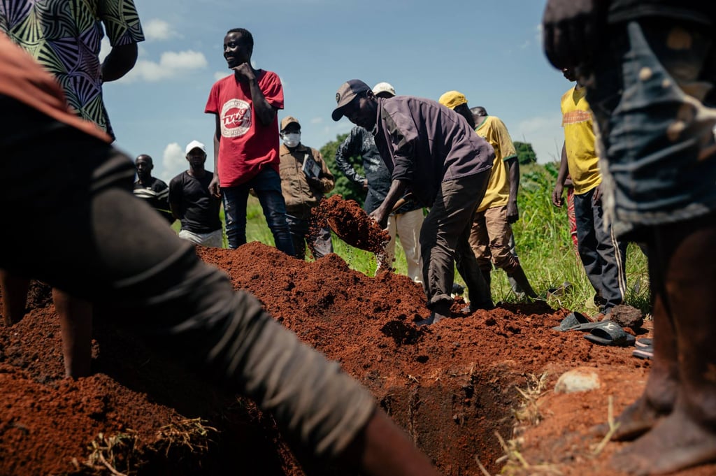 Cemetery workers in DRC cover the coffin of a woman suspected to have died of Ebola with soil as part of her safe burial at a cemetery in Bunia on Sunday. Photo: AFP Cemetery workers in DRC cover the coffin of a woman suspected to have died of Ebola with soil as part of her safe burial at a cemetery in Bunia on Sunday. Photo: AFP