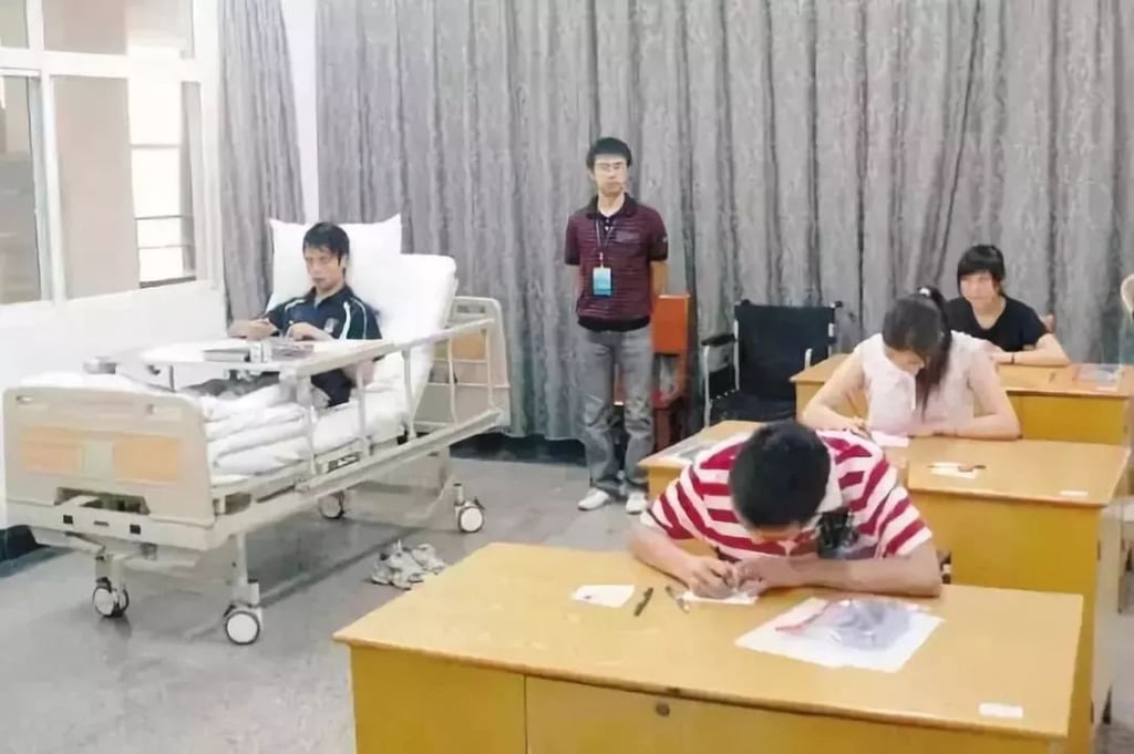 Sau trận động đất Tứ Xuyên năm 2008, chính quyền đã thiết lập các lớp học tạm thời, lều bạt và các điểm xét nghiệm bệnh viện, tạo điều kiện cho học sinh trung học bị mất nhà cửa và bị thương tham gia kỳ thi gaokao. Ảnh: Được cung cấp.
