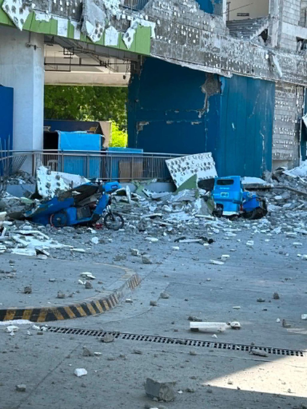 Vehicles damaged by debris after a powerful earthquake hit the Mindanao region in the Philippines on Monday. Photo: Ernesto Torres Jr via AP Vehicles damaged by debris after a powerful earthquake hit the Mindanao region in the Philippines on Monday. Photo: Ernesto Torres Jr via AP