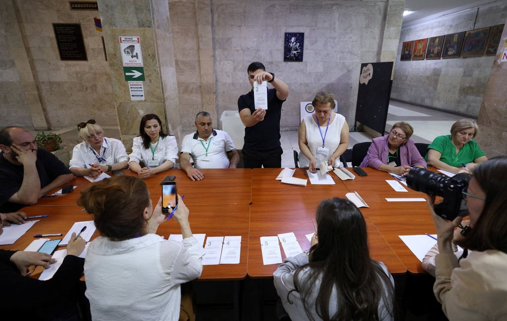 Officials count votes. Photo: Photolure via Reuters Officials count votes. Photo: Photolure via Reuters