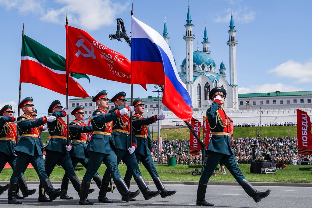 Soldados russos participam de um desfile militar em Kazan no mês passado para marcar o 81º aniversário da vitória da União Soviética sobre a Alemanha nazista durante a Segunda Guerra Mundial. Foto: Tass/Zuma Press/dpa