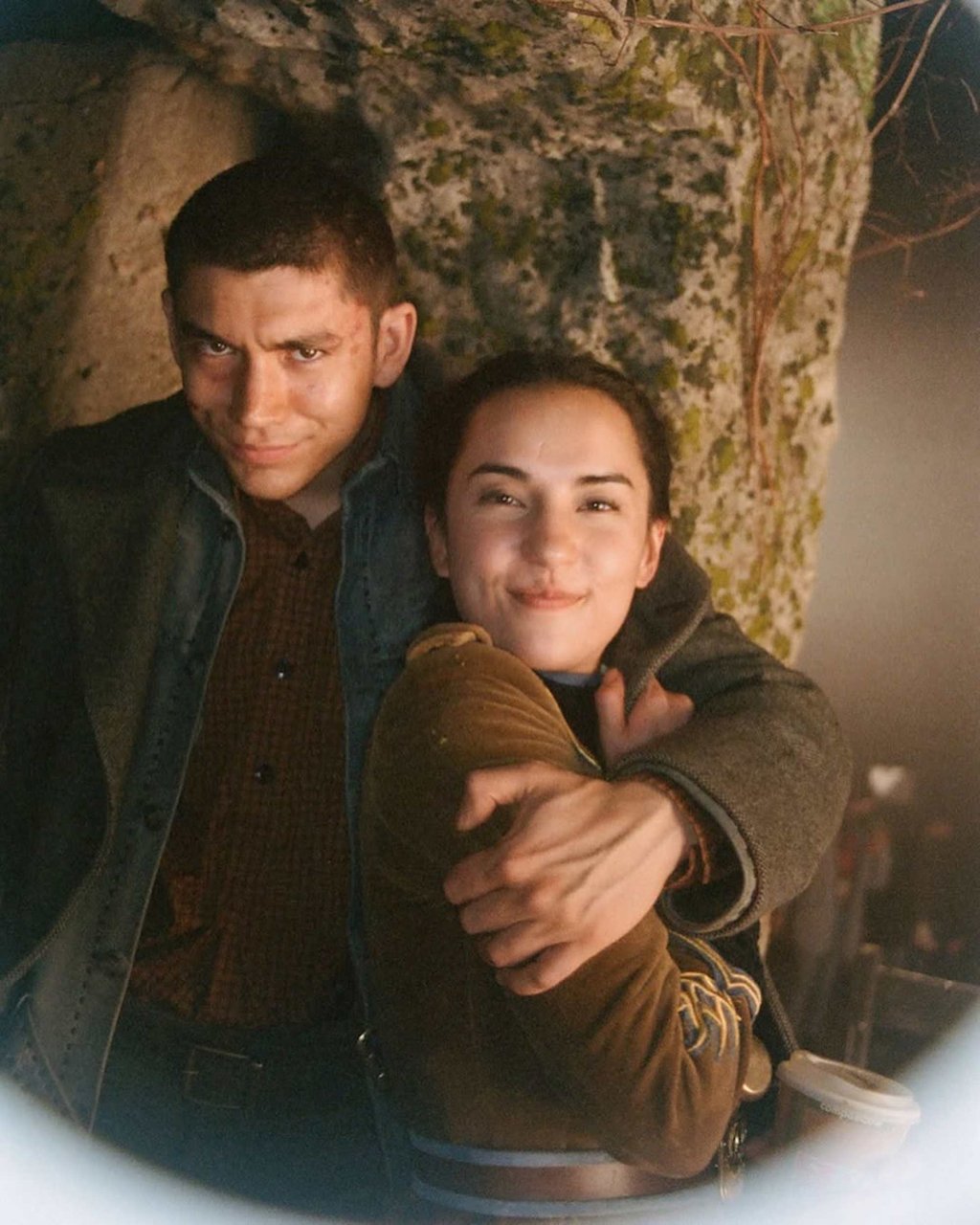 Jessie Mei Li posing in a Shadow and Bone behind-the-scenes shot with her co-star, Archie Renaux. Photo: @jessie_mei_li/Instagram Jessie Mei Li posing in a Shadow and Bone behind-the-scenes shot with her co-star, Archie Renaux. Photo: @jessie_mei_li/Instagram