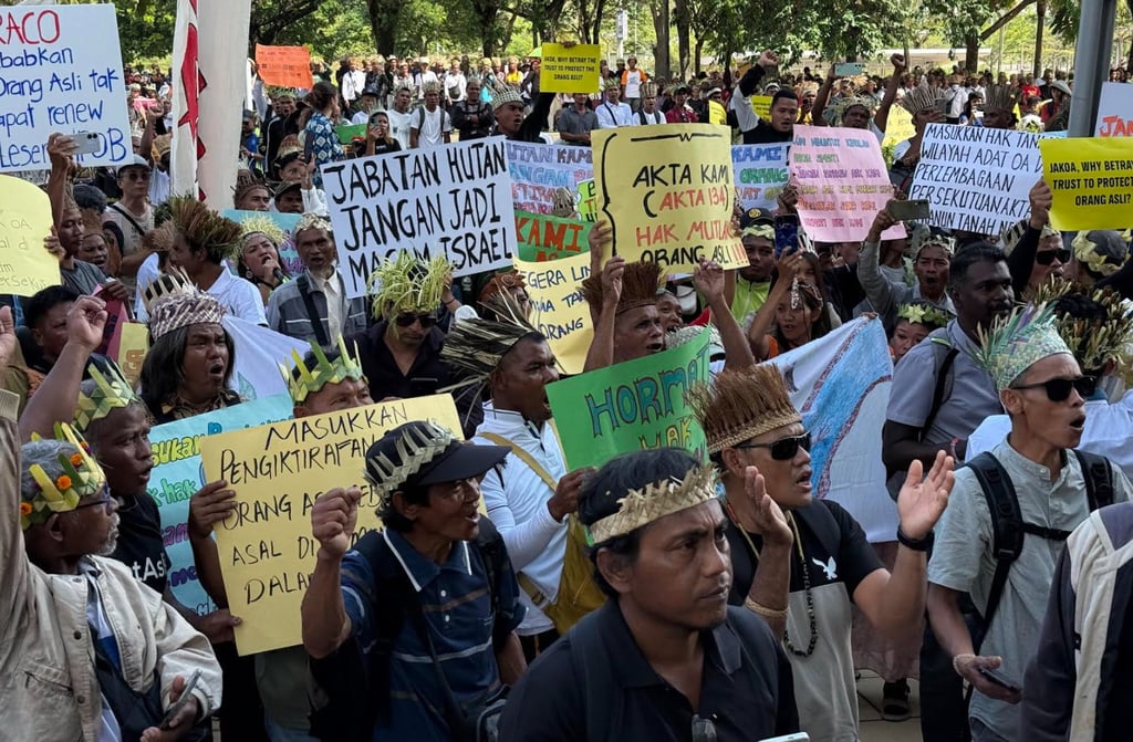Orang Asli march to Deputy Prime Minister Ahmad Zahid Hamidi’s office to present their demands on Friday. Photo: Iman Muttaqin Yusof Orang Asli march to Deputy Prime Minister Ahmad Zahid Hamidi’s office to present their demands on Friday. Photo: Iman Muttaqin Yusof