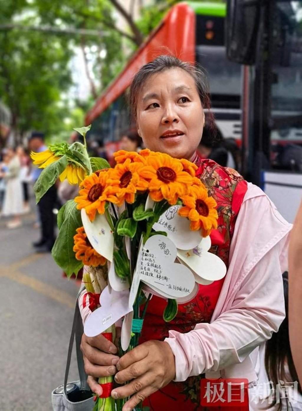 Ye Huanzhi, above, Lele’s adoptive mother, waits with flowers outside the examination venue. Photo: Jimu News Ye Huanzhi, above, Lele’s adoptive mother, waits with flowers outside the examination venue. Photo: Jimu News