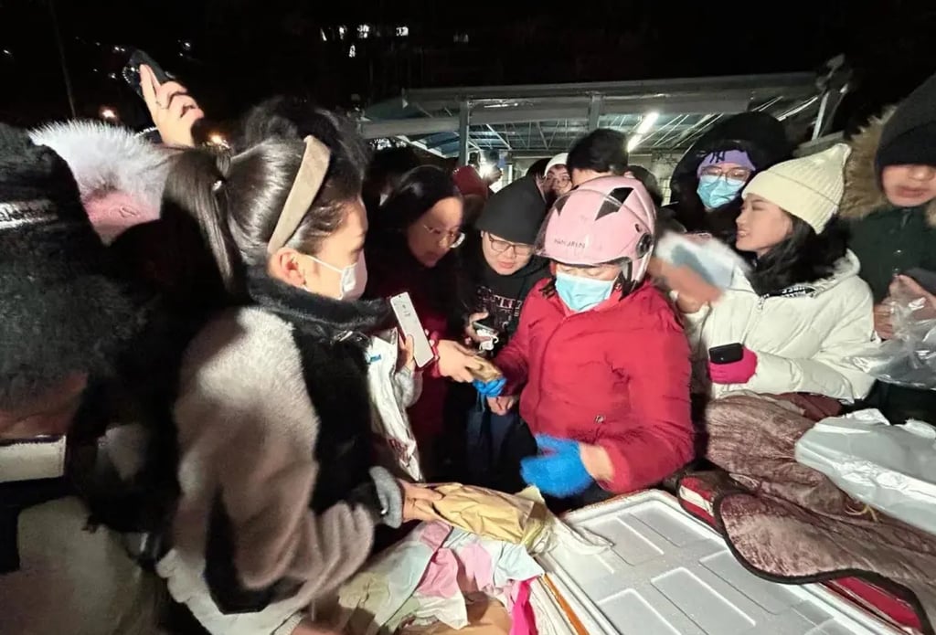 Customers flock around Chen Xiufeng, in pink helmet, as she runs her stall. Photo: QQ.com Customers flock around Chen Xiufeng, in pink helmet, as she runs her stall. Photo: QQ.com