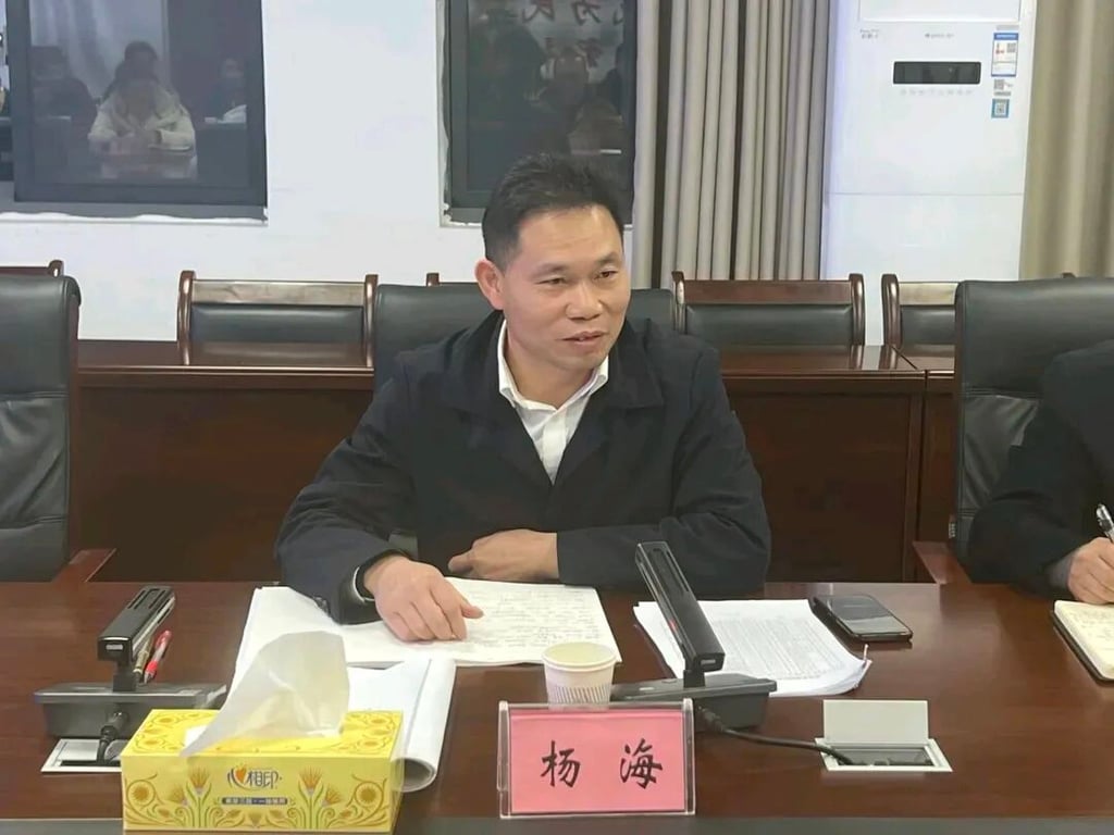 As autoridades também estão investigando Yang Hai, vice-chefe do partido e diretor do Departamento Municipal de Gestão de Emergências de Liuyang. Foto de : Sina As autoridades também estão investigando Yang Hai, vice-chefe do partido e diretor do Departamento Municipal de Gestão de Emergências de Liuyang. Foto de : Sina