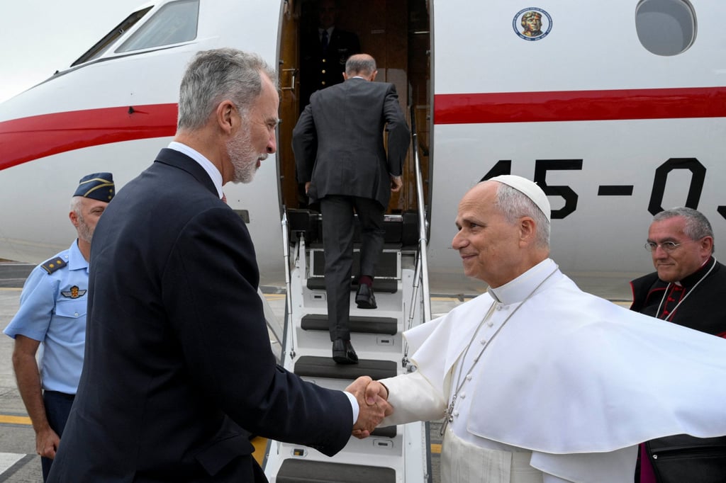 Spain’s King Felipe shakes hands with Pope Leo in front of the Falcon 900B offered by the monarch on Friday. Photo: Vatican Media via Reuters