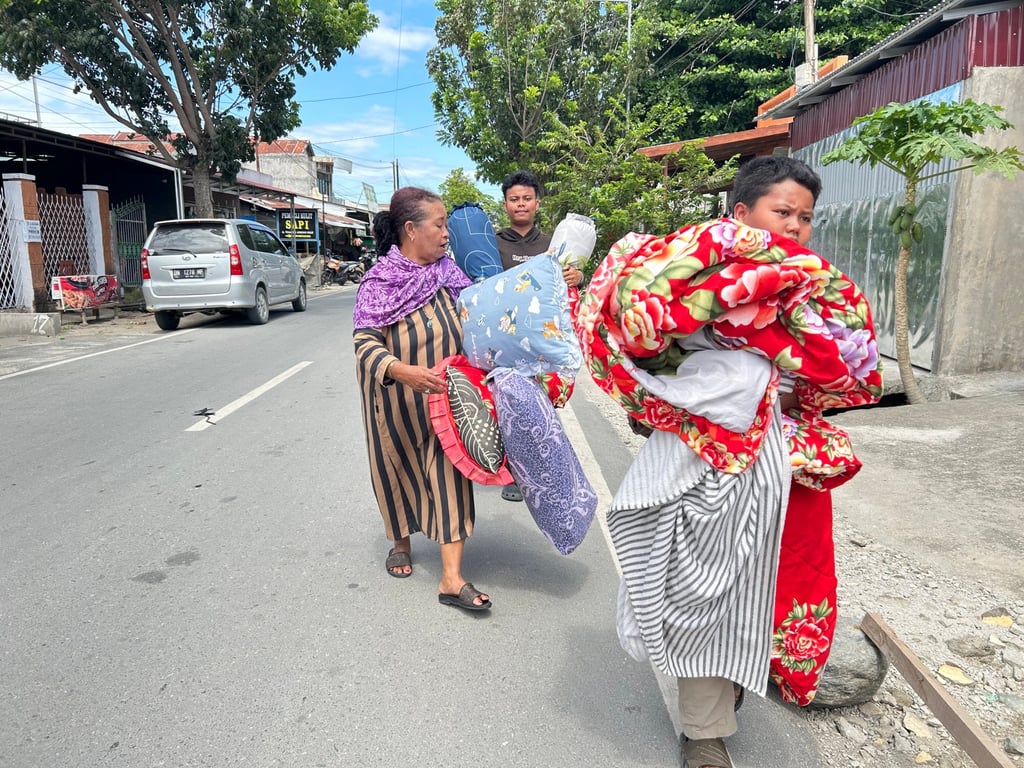 People move to an open area after a 6.7-magnitude earthquake hit Palu on Tuesday. Photo: Xinhua People move to an open area after a 6.7-magnitude earthquake hit Palu on Tuesday. Photo: Xinhua