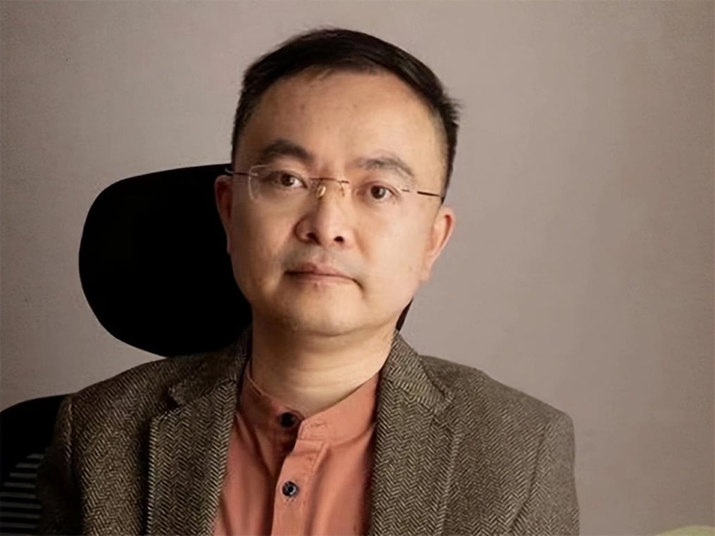 Cai Lei utiliza tecnología de seguimiento ocular para comunicarse y continuar su trabajo vinculado con la investigación en ELA.