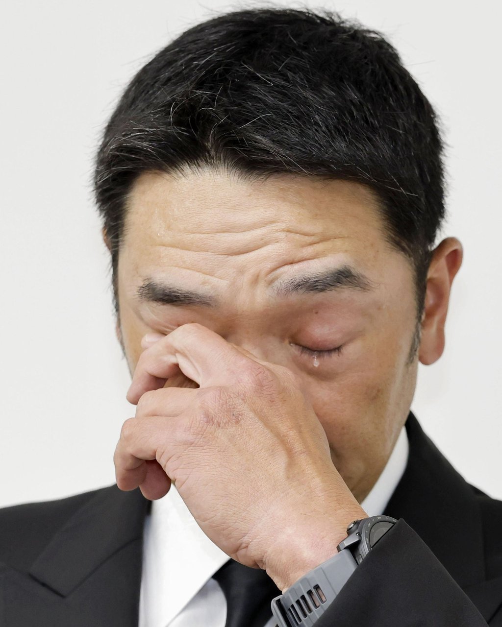 Shinnosuke Abe cries during a press conference announcing his resignation as manager of the Yomiuri Giants on May 26. Photo: Kyodo Shinnosuke Abe cries during a press conference announcing his resignation as manager of the Yomiuri Giants on May 26. Photo: Kyodo