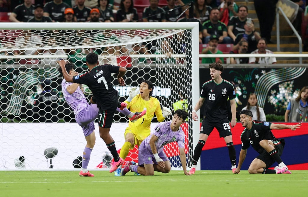 Mexico’s Luis Romo makes the most of an appalling error by South Korean goalkeeper Kim Seung-gyu to score the winner. Photo: Reuters Mexico’s Luis Romo makes the most of an appalling error by South Korean goalkeeper Kim Seung-gyu to score the winner. Photo: Reuters