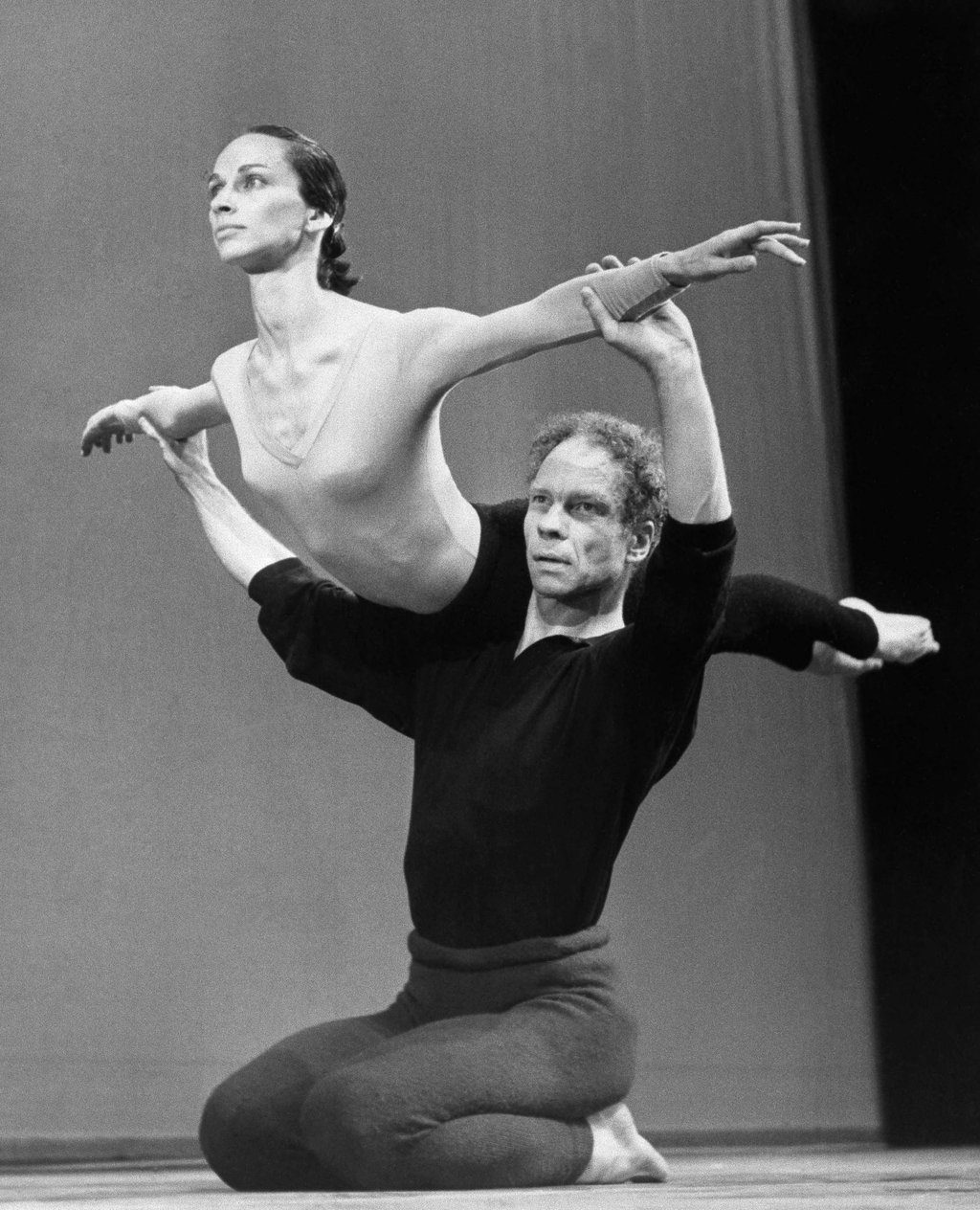 In 1964, Merce Cunningham lifts Carolyn Brown during rehearsal at Sadler’s Wells Theatre in London. Cunningham is said to have lauded the wisdom and poetic suggestiveness of the I Ching, which explains change as the interaction of two cosmic principles: yin and yang, feminine and masculine. Photo: AP In 1964, Merce Cunningham lifts Carolyn Brown during rehearsal at Sadler’s Wells Theatre in London. Cunningham is said to have lauded the wisdom and poetic suggestiveness of the I Ching, which explains change as the interaction of two cosmic principles: yin and yang, feminine and masculine. Photo: AP