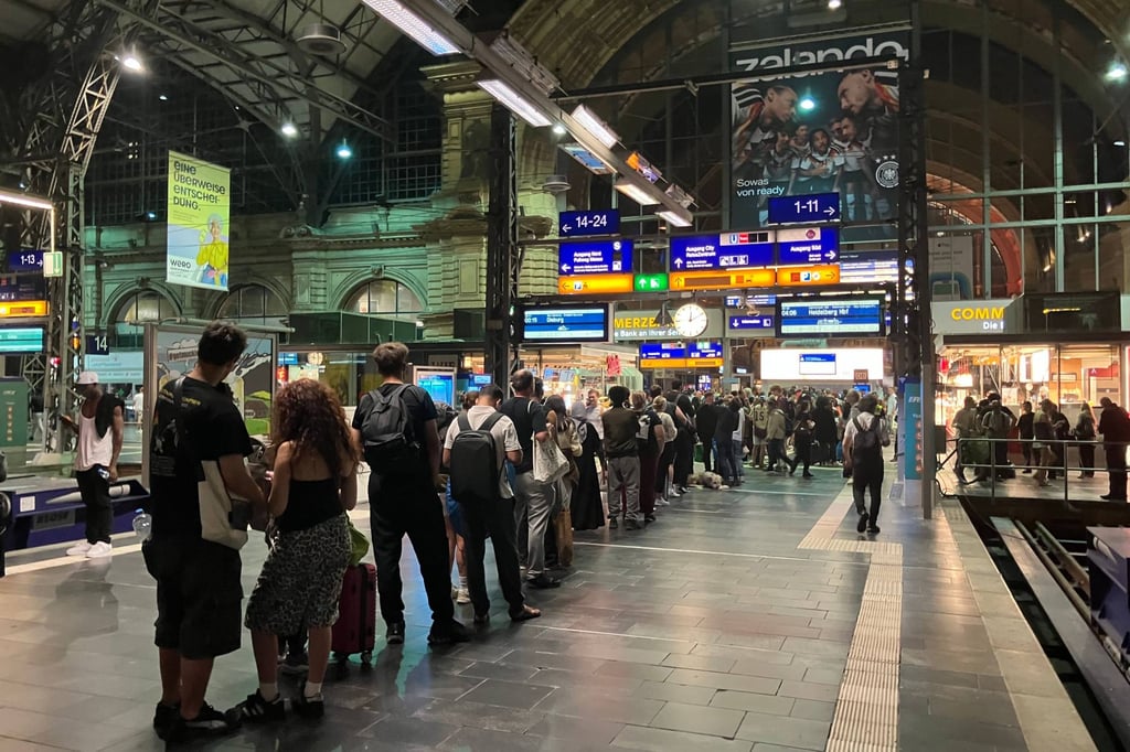 Travellers waiting in line in front of the information desk at Frankfurt Central Station. Photo: dpa Travellers waiting in line in front of the information desk at Frankfurt Central Station. Photo: dpa