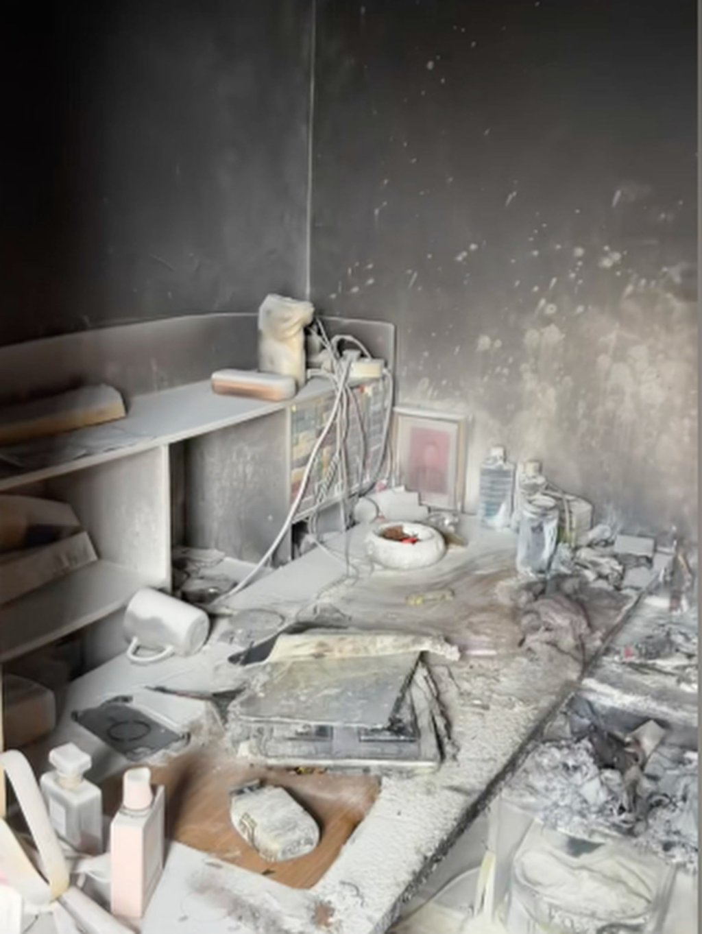 Une partie de leur maison et de leur atelier a été gravement endommagée, sans aucun objet récupérable. Comme les locaux n'étaient pas assurés, Peng doit désormais faire face à une lourde charge financière. Photo : Douyin