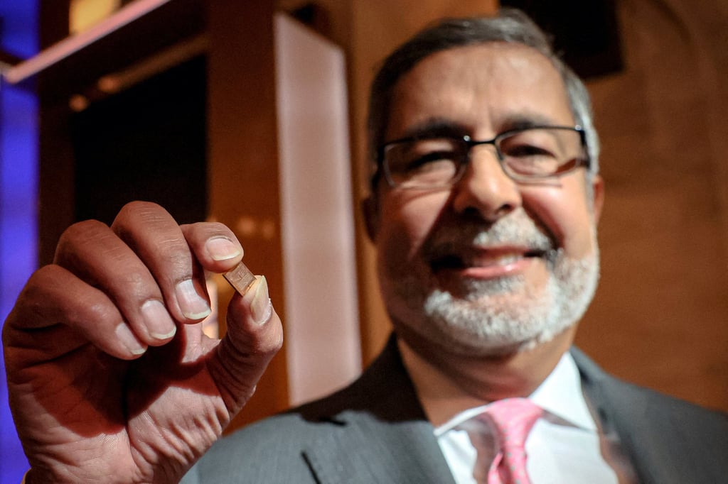 Sanjay Mehrotra, CEO of Micron Technology, shows a memory chip on the floor at the New York Stock Exchange, April 26, 2024. Photo: Reuters