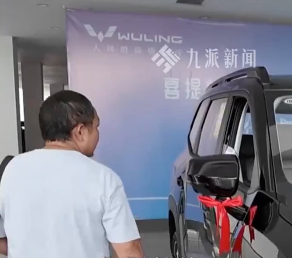 Lorsque son employeur, Meituan, a appris son souhait d'acheter un monospace à son père, l'entreprise a exaucé son vœu. Photo : ycwb.com Lorsque son employeur, Meituan, a appris son souhait d'acheter un monospace à son père, l'entreprise a exaucé son vœu. Photo : ycwb.com