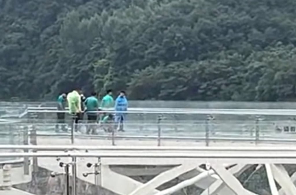 After a panel of the glass bridge at Baoquan Cliff World Scenic Area was cracked, staff promptly evacuated visitors to ensure public safety. Photo: Sina