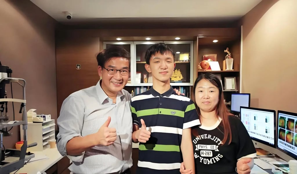 Guo celebrated his top gaokao result with his mother and family doctor, all in jubilant spirits, raising their thumbs in triumph. Photo: Baidu