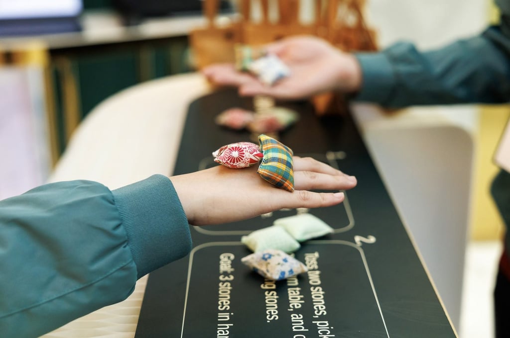プレイヤーは、Ginko の上級職人によって頂上のために特別に作られた駒を使用して「ファイブ ストーンズ」ゲームに参加します。