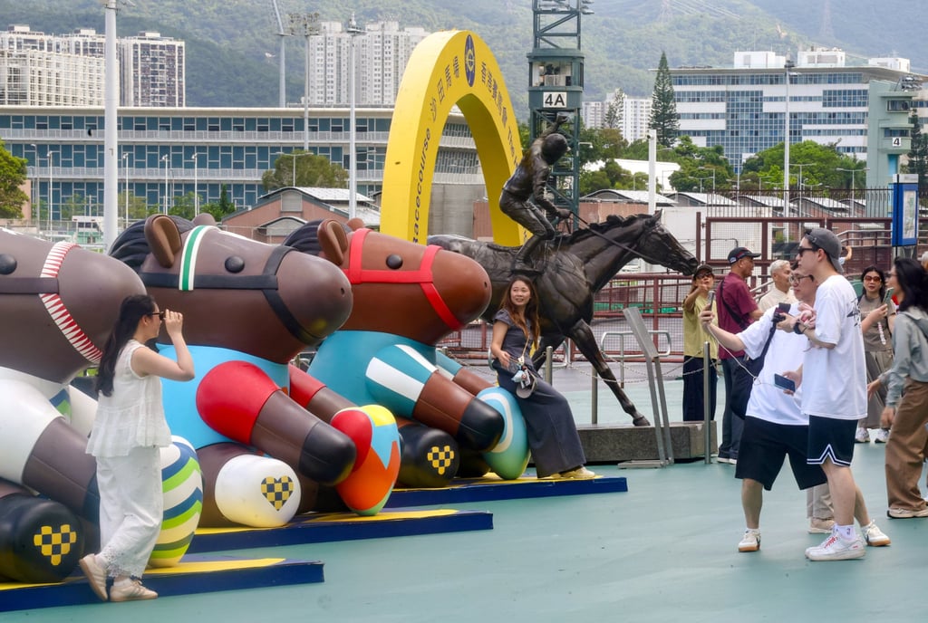 Racing enthusiasts and tourists gathered at Sha Tin amid heat reaching 30 degrees Celsius. Photo: Jonathan Wong