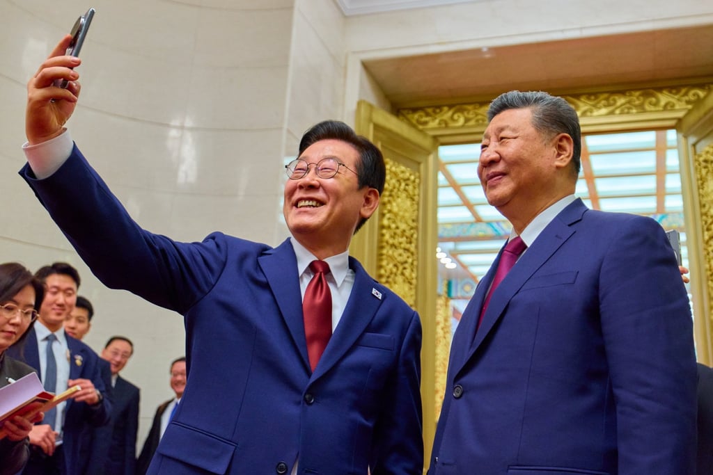 South Korean President Lee Jae Myung (left) takes a selfie with Chinese President Xi Jinping in Beijing on January 5. Photo: Yonhap/EPA South Korean President Lee Jae Myung (left) takes a selfie with Chinese President Xi Jinping in Beijing on January 5. Photo: Yonhap/EPA