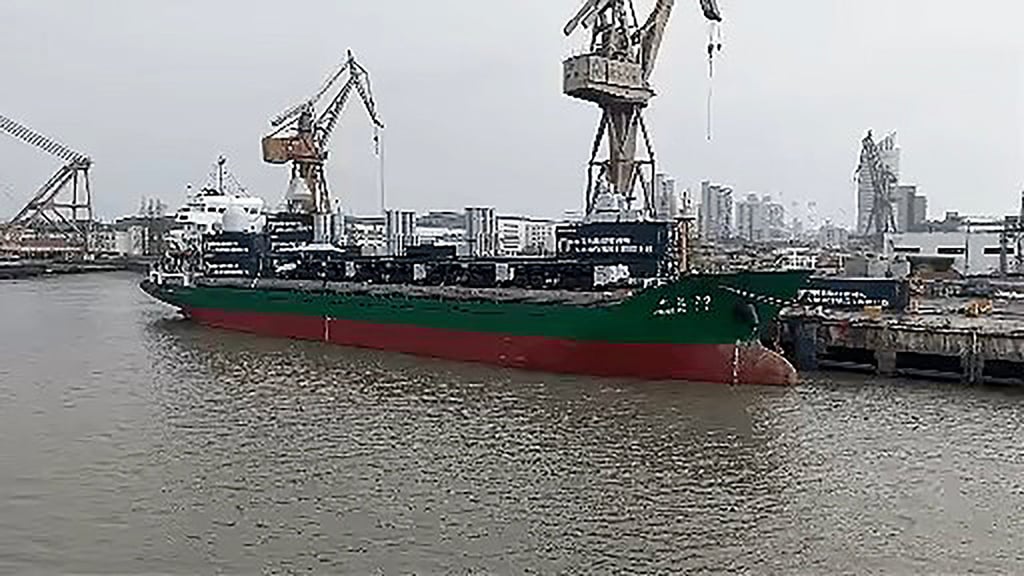 A screenshot of the video showing the Zhong Da 79 being loaded with containerised systems. Photo: BIT/WeChat A screenshot of the video showing the Zhong Da 79 being loaded with containerised systems. Photo: BIT/WeChat