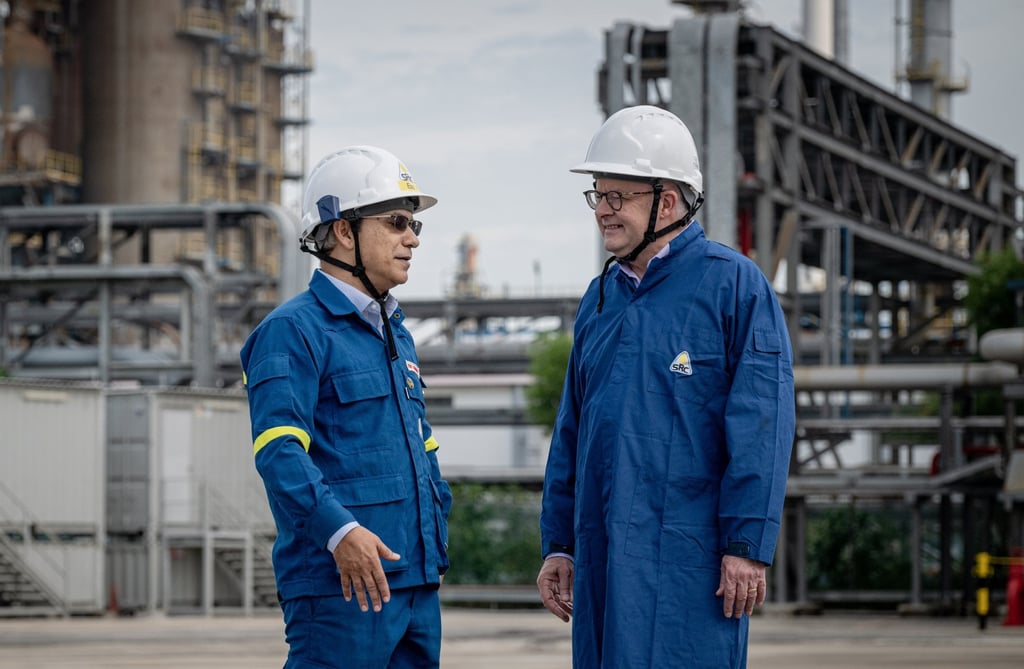 Australian Prime Minister Anthony Albanese (right) talks to Singapore Refining Company CEO Eso Thomas during a visit to the facility in Singapore on April 10. Photo: EPA Australian Prime Minister Anthony Albanese (right) talks to Singapore Refining Company CEO Eso Thomas during a visit to the facility in Singapore on April 10. Photo: EPA