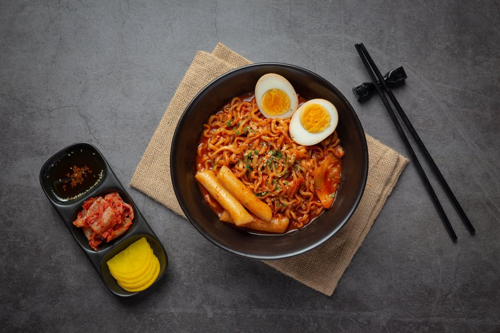 Korean instant noodles with tteokbokki (rice cakes). Photo: Shutterstock