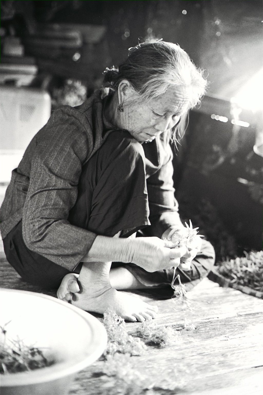 An elderly woman assembles plastic flowers on a boat in the Yau Ma Tei Typhoon Shelter in 1986. Photo: SCMP Archives An elderly woman assembles plastic flowers on a boat in the Yau Ma Tei Typhoon Shelter in 1986. Photo: SCMP Archives