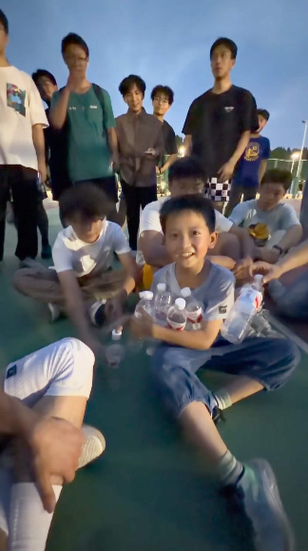 Noticing students holding empty drink containers, he confidently stepped forward to pitch his mother’s business — and received instant, overwhelming support. Photo: Douyin Noticing students holding empty drink containers, he confidently stepped forward to pitch his mother’s business — and received instant, overwhelming support. Photo: Douyin