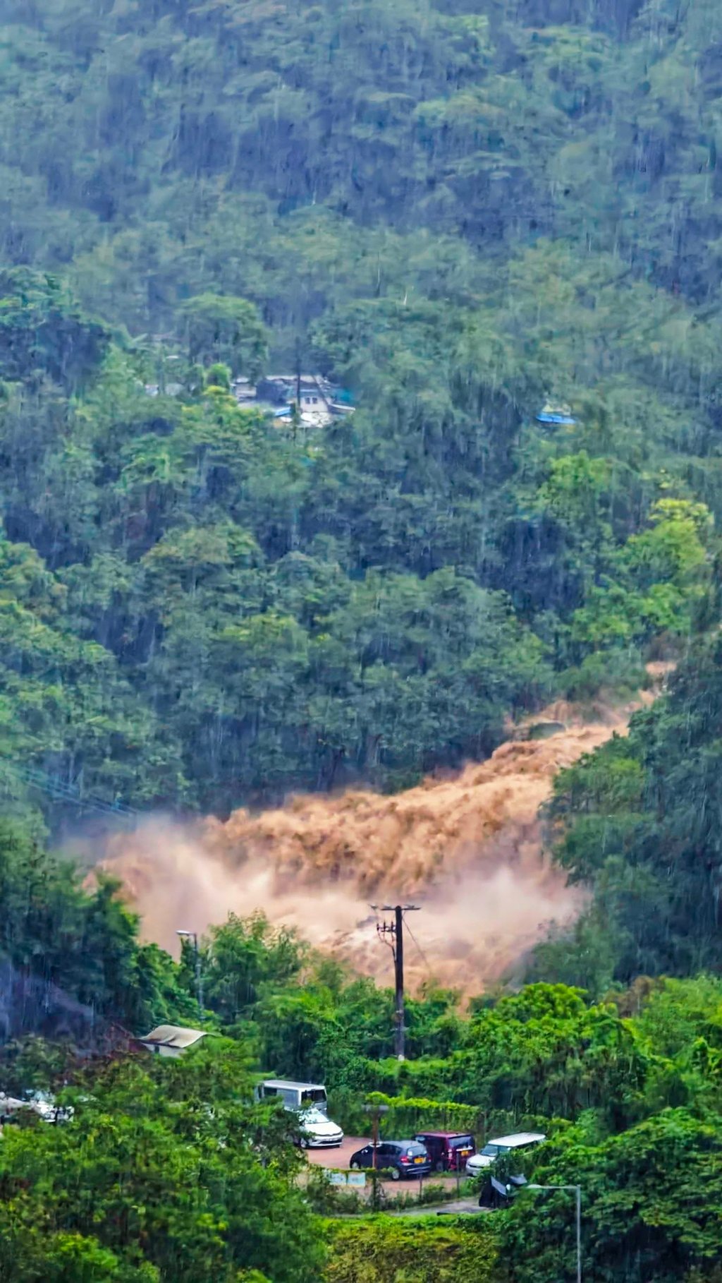 A photo shows flash-flooding near Tsuen Wan’s Allway Gardens. Photo: Facebook/Kaileung Diu A photo shows flash-flooding near Tsuen Wan’s Allway Gardens. Photo: Facebook/Kaileung Diu