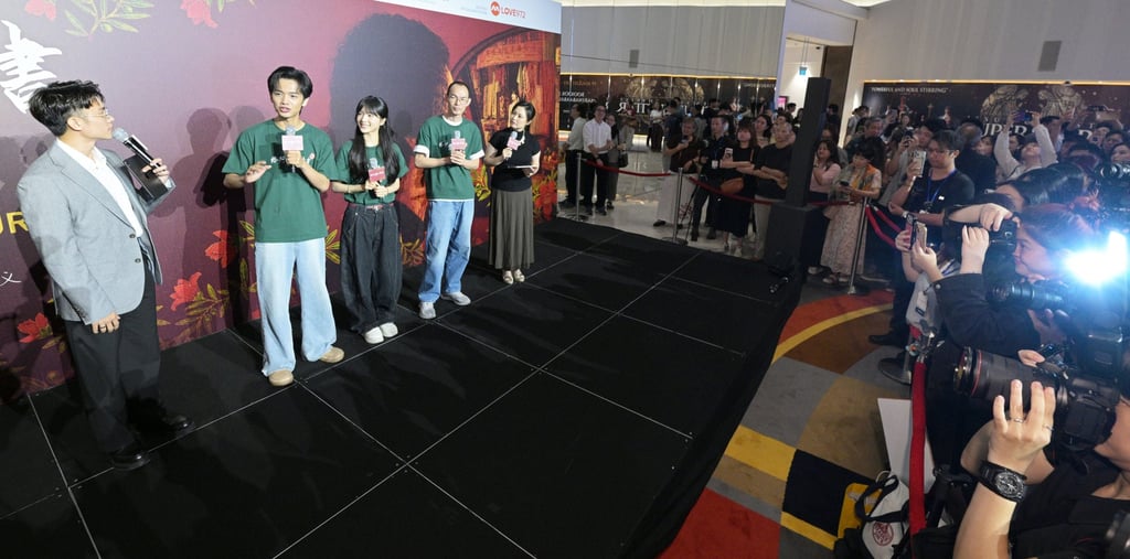 Chinese director Lan Hongchun (fourth from left) and the cast of “Dear You” speak at the film’s premiere in Singapore on June 17. Photo: Xinhua Chinese director Lan Hongchun (fourth from left) and the cast of “Dear You” speak at the film’s premiere in Singapore on June 17. Photo: Xinhua