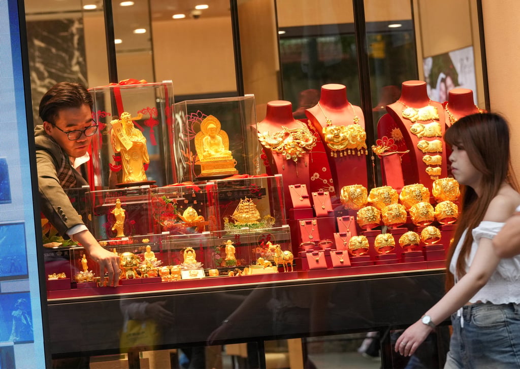 A jewellery shop on Canton Road in Tsim Sha Tsui, Hong Kong, during China’s ‘golden week’ holidays in May. Photo: Jelly Tse A jewellery shop on Canton Road in Tsim Sha Tsui, Hong Kong, during China’s ‘golden week’ holidays in May. Photo: Jelly Tse