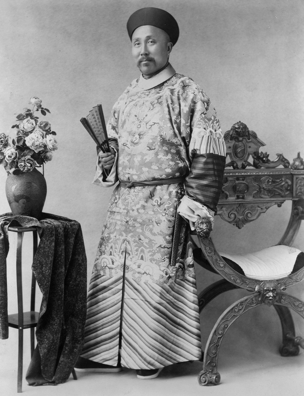 Wu Tingfang, China’s first English-speaking minister to the US, holds a folding fan in Washington, circa 1900. Photo: Heritage Images via Getty Images