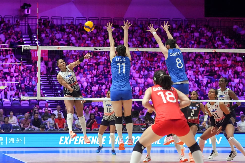 The Dominican Republic (white) pummel at China’s defence. Photo: Elson Li The Dominican Republic (white) pummel at China’s defence. Photo: Elson Li