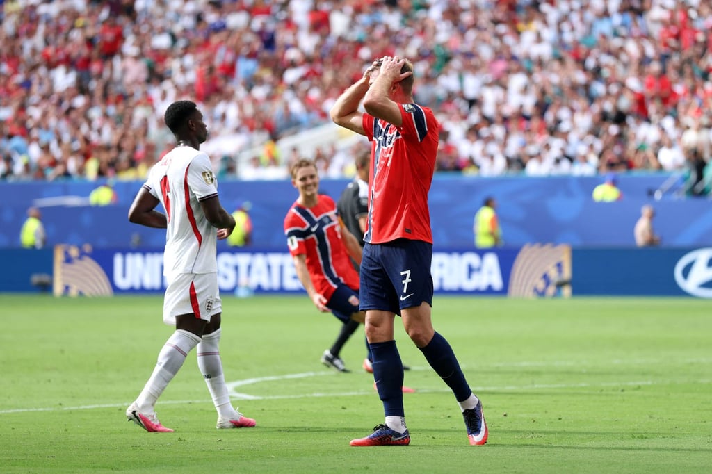 Alexander Sorloth buries his head in his hands after opting against a pass to Erling Haaland. Photo: Getty Images Alexander Sorloth buries his head in his hands after opting against a pass to Erling Haaland. Photo: Getty Images