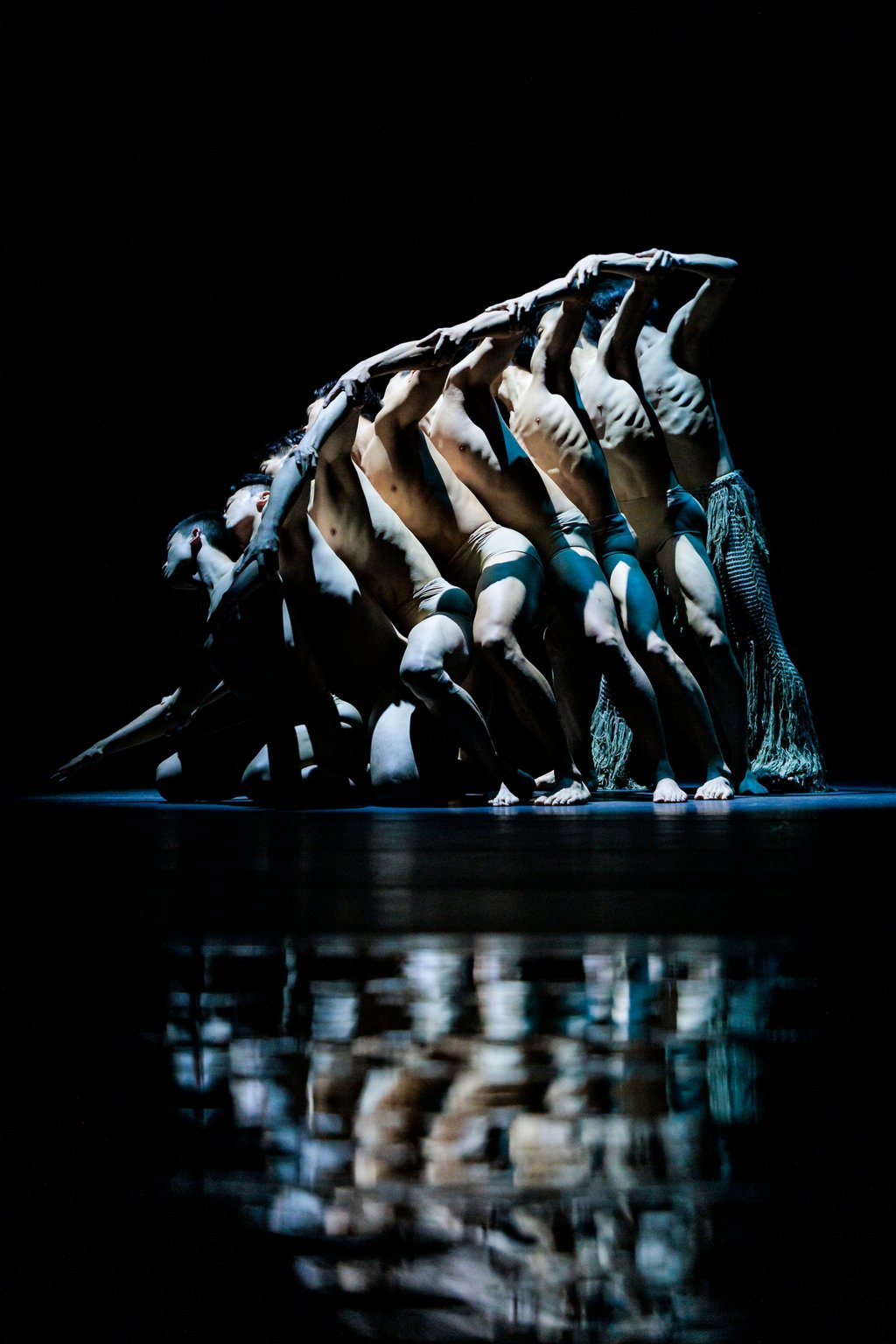The opening scene of “Lunar Halo” saw a group of male dancers linking their arms and bodies to create a succession of extraordinary images. Photo: Moon 9 Image/courtesy of West Kowloon Cultural District Authority The opening scene of “Lunar Halo” saw a group of male dancers linking their arms and bodies to create a succession of extraordinary images. Photo: Moon 9 Image/courtesy of West Kowloon Cultural District Authority