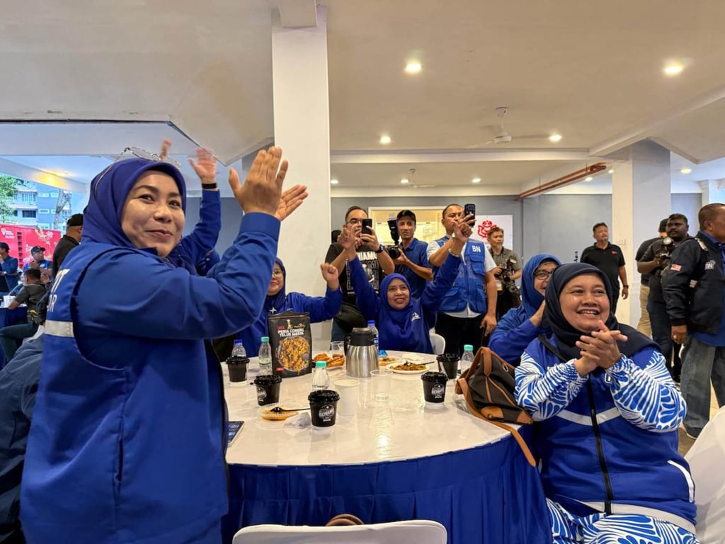 Barisan Nasional supporters celebrate at the coalition’s Johor Bahru command centre during Saturday’s state election. Photo: Iman Muttaqin Yusof Barisan Nasional supporters celebrate at the coalition’s Johor Bahru command centre during Saturday’s state election. Photo: Iman Muttaqin Yusof