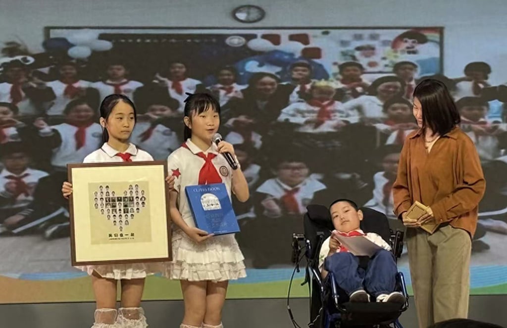 During the graduation ceremony, classmates fondly honour the beloved student in their speeches. Photo: Sina During the graduation ceremony, classmates fondly honour the beloved student in their speeches. Photo: Sina
