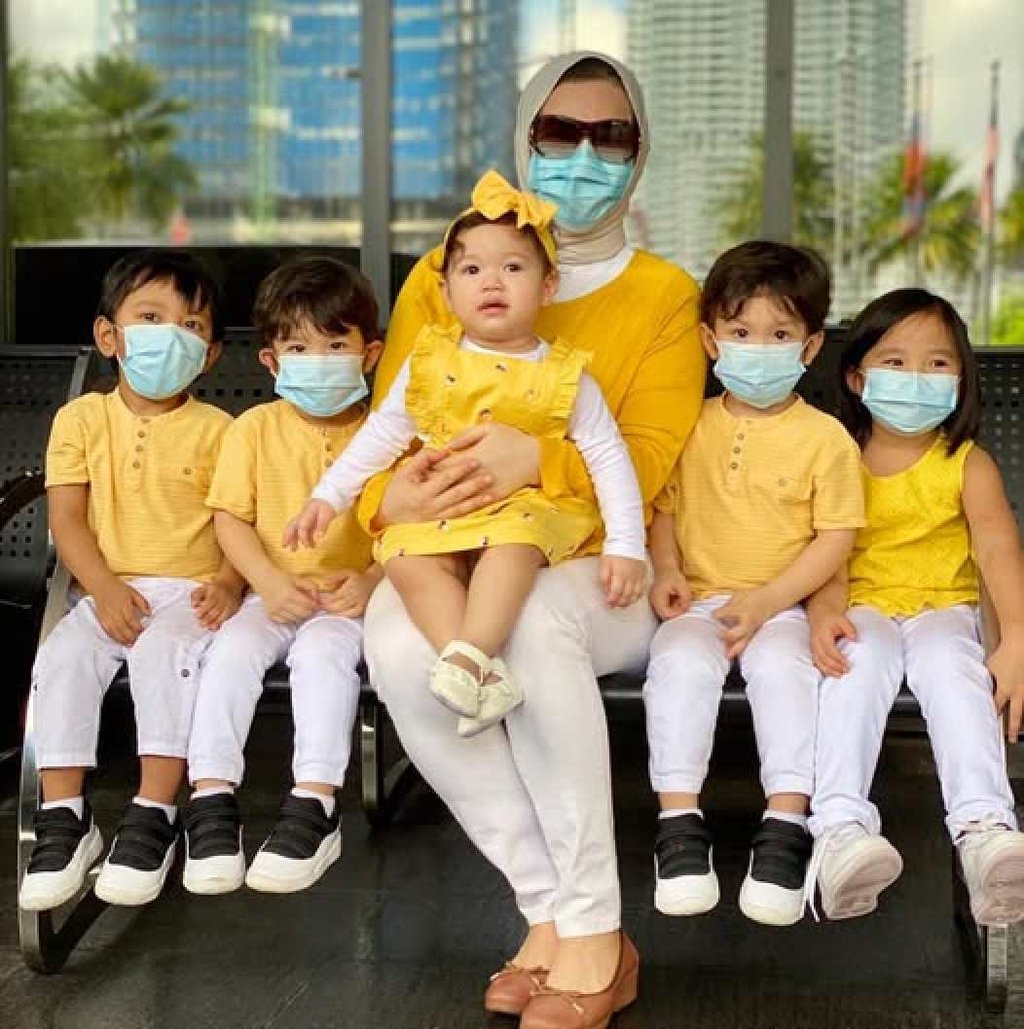 Zizie Izette Abdul Samad with her five children in 2020. Photo: Facebook/ZizieIzetteSamad Zizie Izette Abdul Samad with her five children in 2020. Photo: Facebook/ZizieIzetteSamad