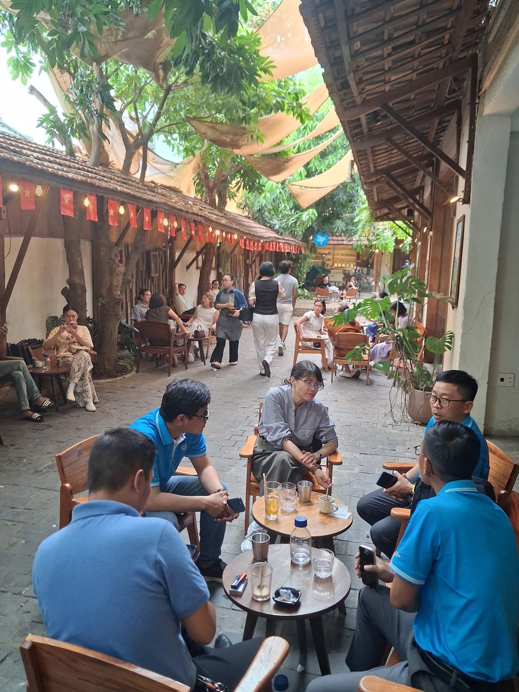 Customers relax in the outdoor garden at the back of Trinh Ca Phe. Photo: Andrew Sun Customers relax in the outdoor garden at the back of Trinh Ca Phe. Photo: Andrew Sun