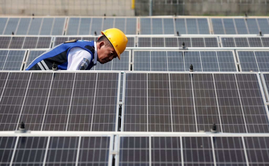 A technician cleans solar panels at Jatijajar bus station in Depok, Indonesia, on April 16, 2025. Photo: EPA-EFE