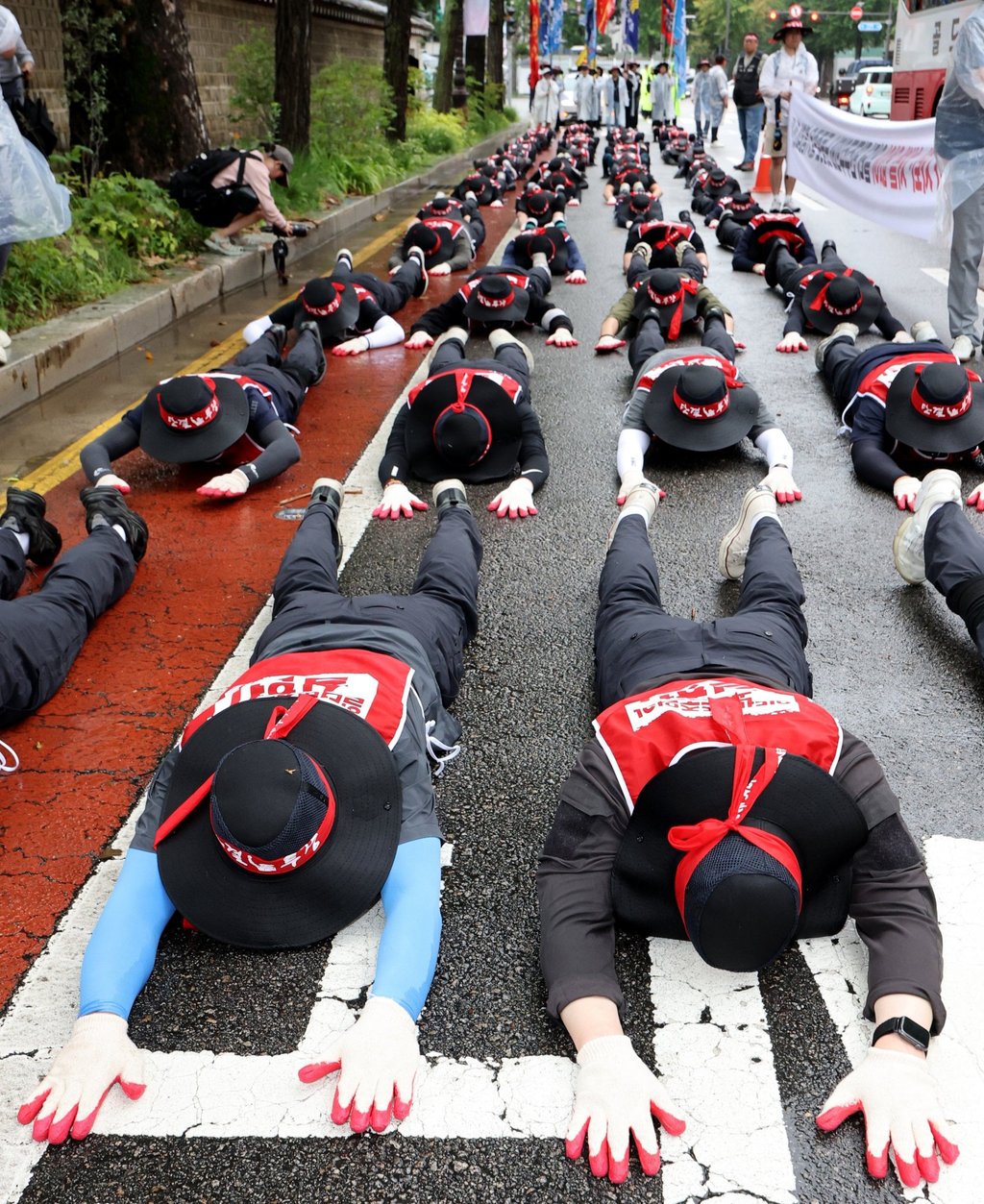 Unionised workers of LS Cable & System prostrate themselves to call for the management to stop what they call its repression of the union’s activities in Seoul on Tuesday. Photo: Yonhap/EPA Unionised workers of LS Cable & System prostrate themselves to call for the management to stop what they call its repression of the union’s activities in Seoul on Tuesday. Photo: Yonhap/EPA