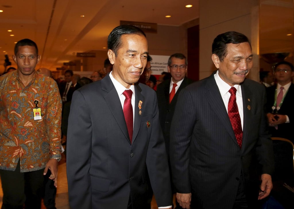 Indonesia’s then president Joko Widodo (middle) walks with the head of presidential staff Luhut Panjaitan (right) in Jakarta in 2015. Photo: Reuters
